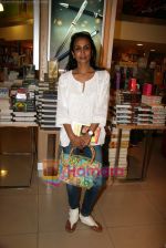 Suchitra Pillai at Urban Shots book launch in Crossword, Mumbai on 16th Nov 2010 (2).JPG